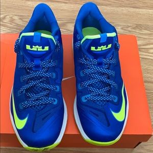 Nike Max Lebron XI Low (GS) Size 5.5 Y